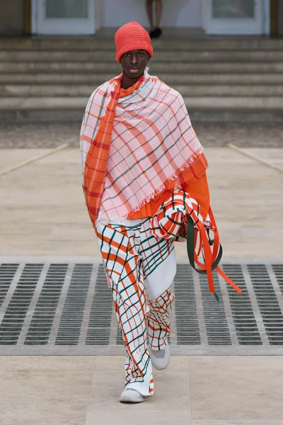 Look 3